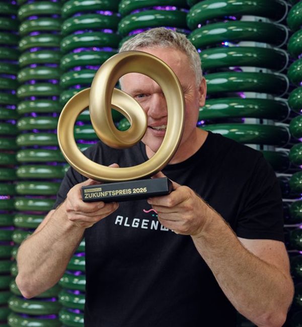Teambild des Algenwerk in Dresden vor den Algentanks