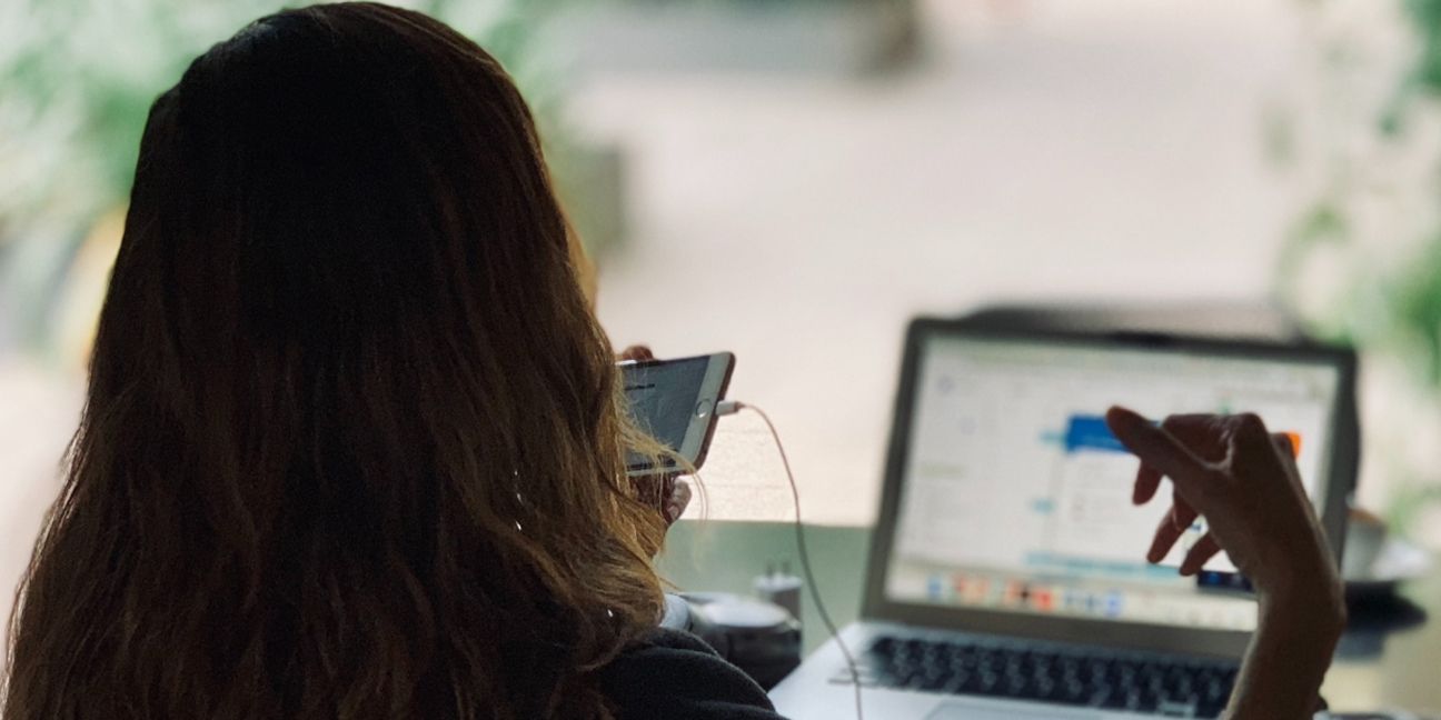 Dieses Bild zeigt eine Frau am Laptop und verdeutlicht das Thema CSR-Richtlinie: Bedeutung und Anforderungen an die Berichterstattung
