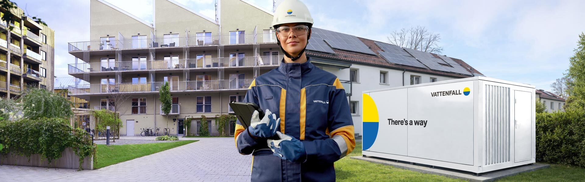 Vattenfall-Technikerin im Vordergrund. Im Hintergrund ist eine Neubauwohnung und ein Vattenfall Wärmepumpen-Cube zu sehen. (Bild-Info: KI-generiert)