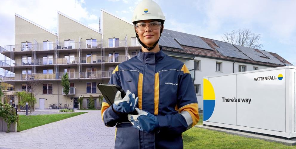 Vattenfall-Technikerin im Vordergrund. Im Hintergrund ist eine Neubauwohnung und ein Vattenfall Wärmepumpen-Cube zu sehen. (Bild-Info: KI-generiert)