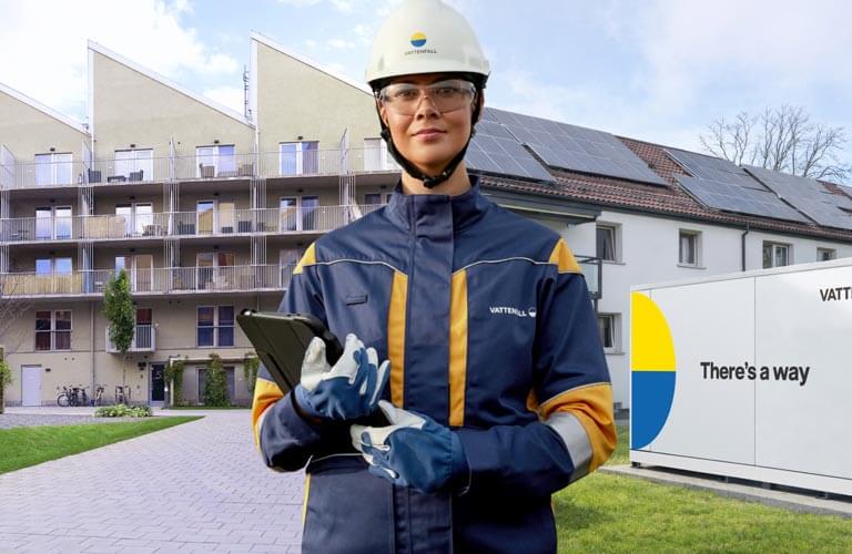 Vattenfall-Technikerin im Vordergrund. Im Hintergrund ist eine Neubauwohnung und ein Vattenfall Wärmepumpen-Cube zu sehen. (Bild-Info: KI-generiert)