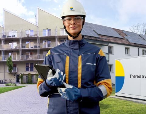 Vattenfall-Technikerin im Vordergrund. Im Hintergrund ist eine Neubauwohnung und ein Vattenfall Wärmepumpen-Cube zu sehen. (Bild-Info: KI-generiert)