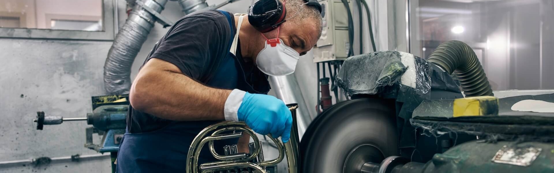 Mann baut ein Blasinstrument in einer Werkstatt