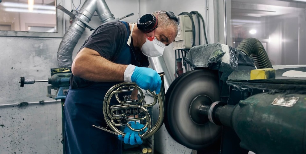 Mann baut ein Blasinstrument in einer Werkstatt