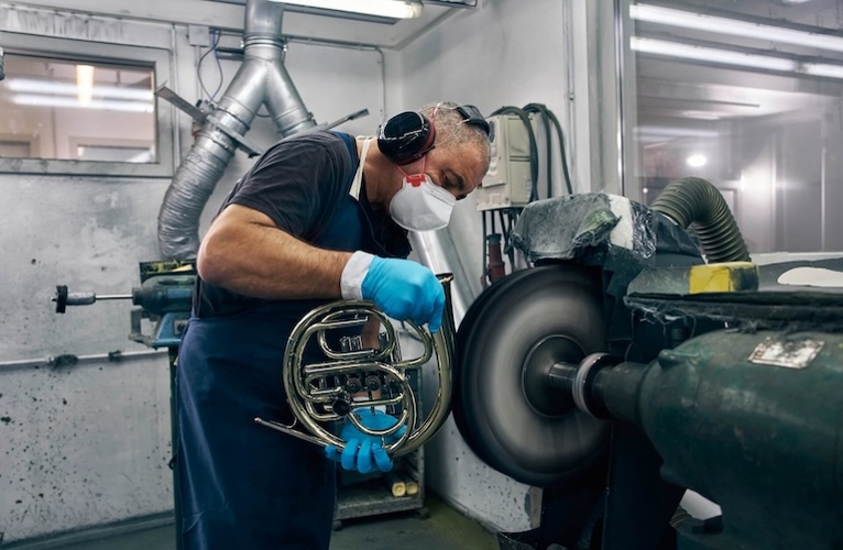 Mann baut ein Blasinstrument in einer Werkstatt