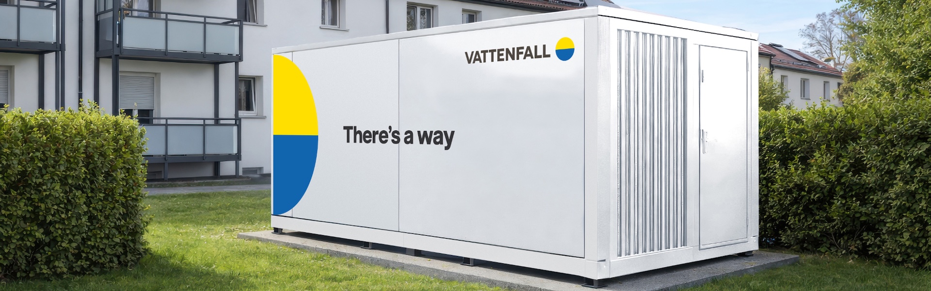Wärmepumpe steht vor einem Wohnblock (Bild-Info: KI-generiert)