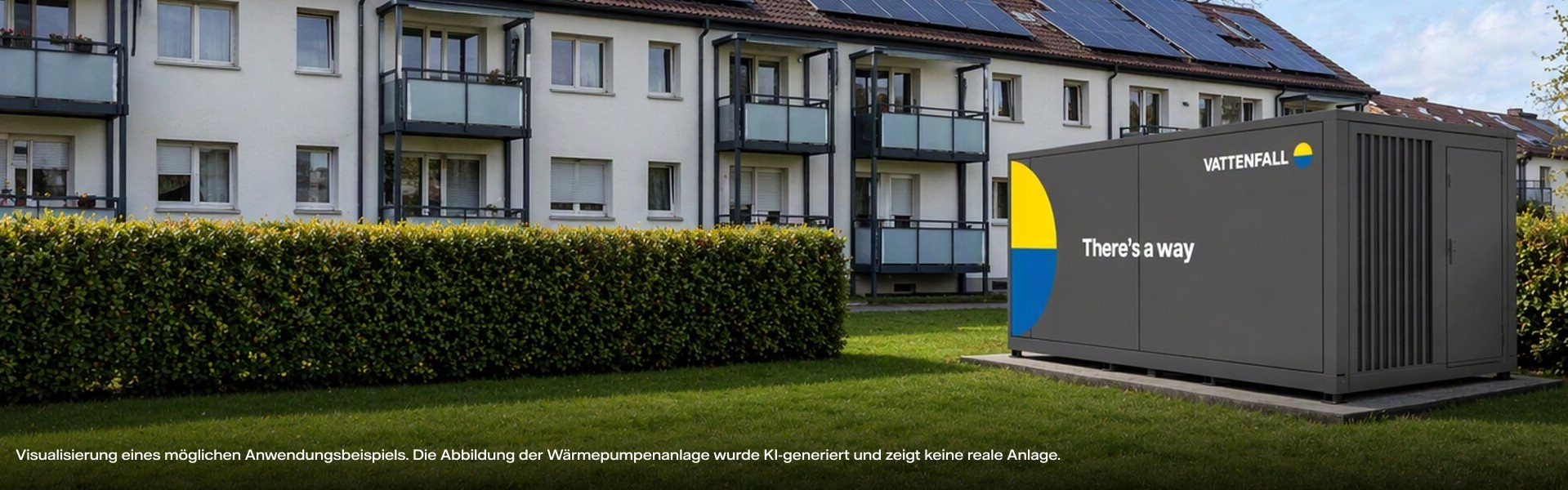 Wärmepumpe steht vor einem Wohnblock