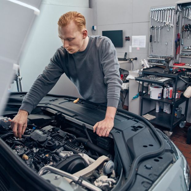 Dieses Bild zeigt einen Arbeiter an einer Motorhaube und verdeutlicht das Thema Interview mit Kay-Uwe Braasch, Geschäftsführer von B&E Automobile