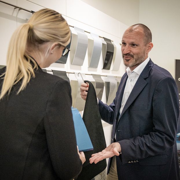 Dieses Bild zeigt einen Mann im Büro und verdeutlicht das Thema Interview mit Kay-Uwe Braasch, Geschäftsführer von B&E Automobile