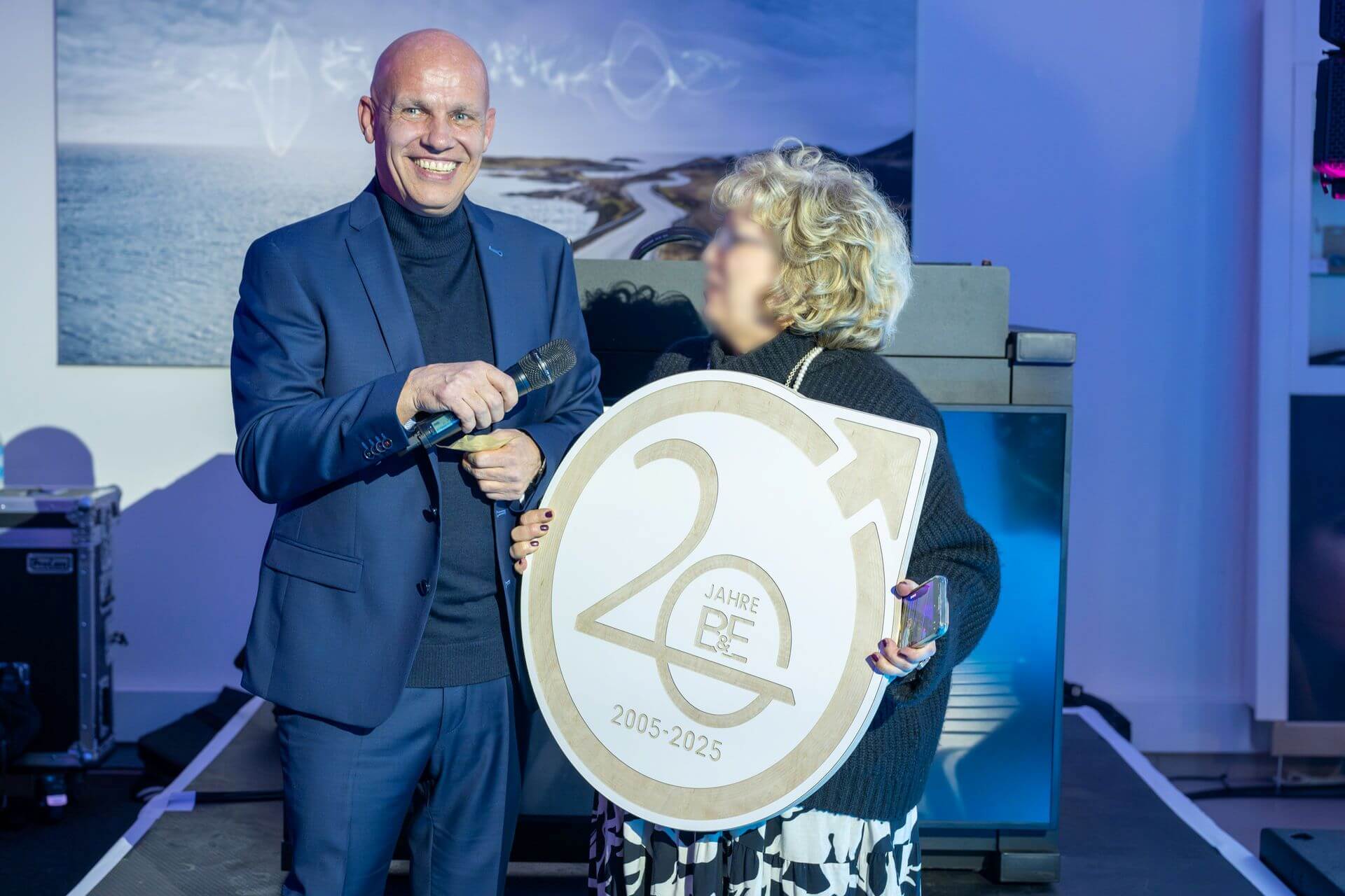 Das Bild zeigt Kay-Uwe Braasch, den Geschäftsführer des Volvo B&E Autohauses im Verkaufsraum der FIliale