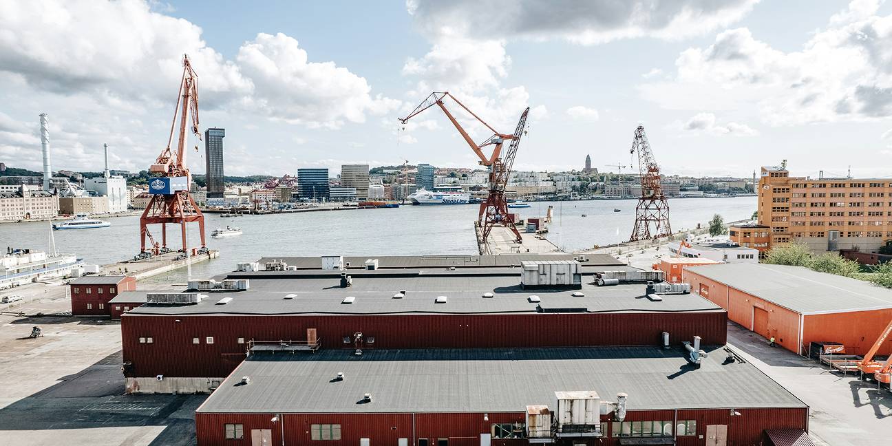 Dieses KI-Bild zeigt einen Gastanker und eine iranische Flagge