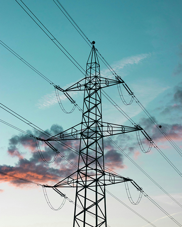 Dieses Bild zeigt einen Strommast in der Abenddämmerung