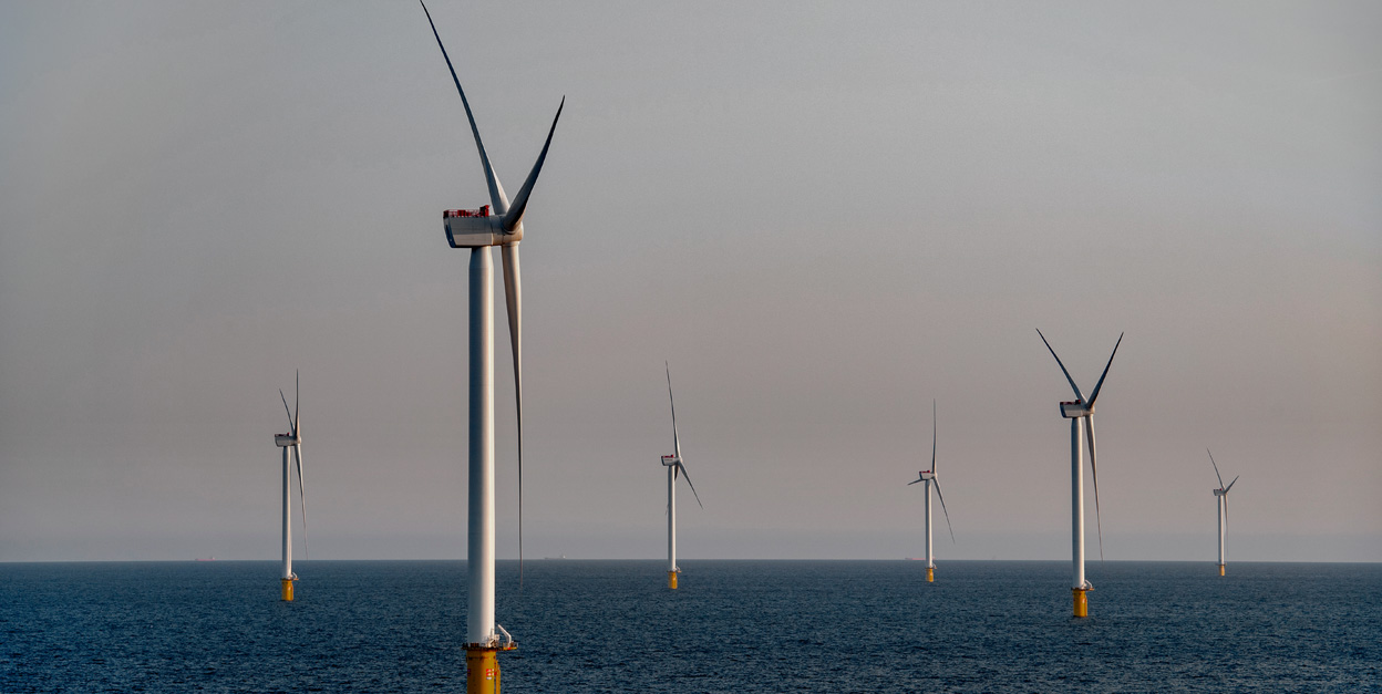 Stille Windräder und Nebel Dunkelflaute