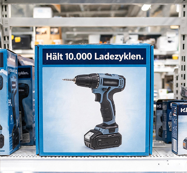 Ein Foto von einem Akkuschrauber-Karton „10.000 Ladezyklen“. (Bild-Info: KI-generiert)
