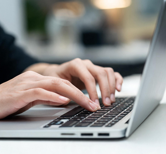 Laptop mit Office Software (Bild-Info: KI-generiert)