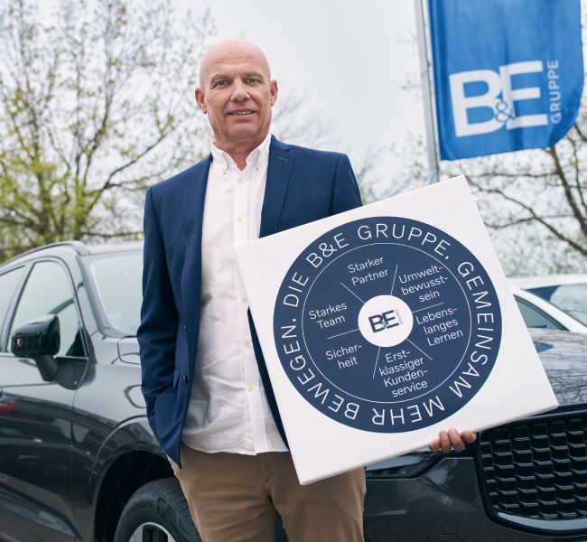 Dieses Bild zeigt einen Mann im Büro und verdeutlicht das Thema Interview mit Kay-Uwe Braasch, Geschäftsführer von B&E Automobile