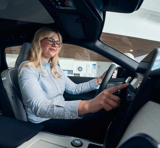 Dieses Bild zeigt eine Frau am Steuer und verdeutlicht das Thema Interview mit Kay-Uwe Braasch, Geschäftsführer von B&E Automobile