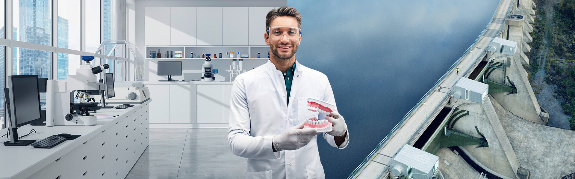 Ein Zahnarzt steht mit einem Gebiss in der Hand in der Praxis.