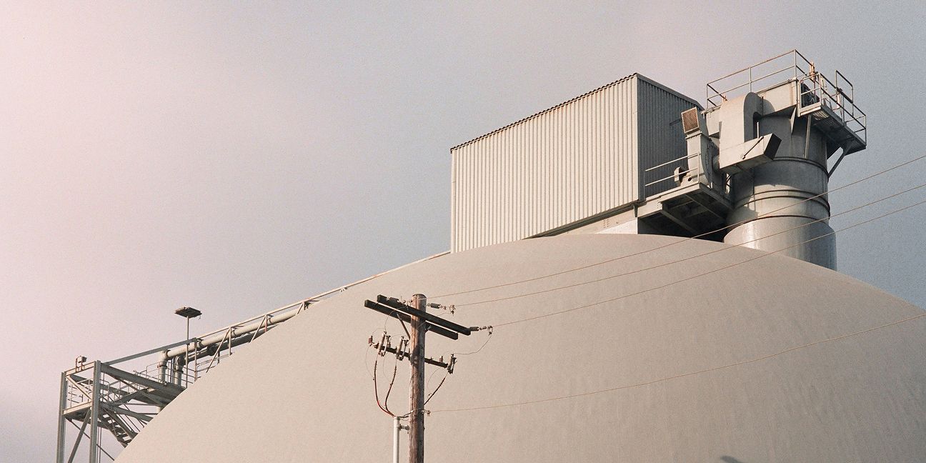 Dieses Bild zeigt einen Gaskugel und verdeutlicht das Thema Gasspeicherumlage