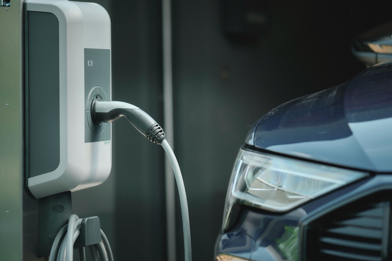 Ein E-Auto bezieht Strom an einer Ladestation