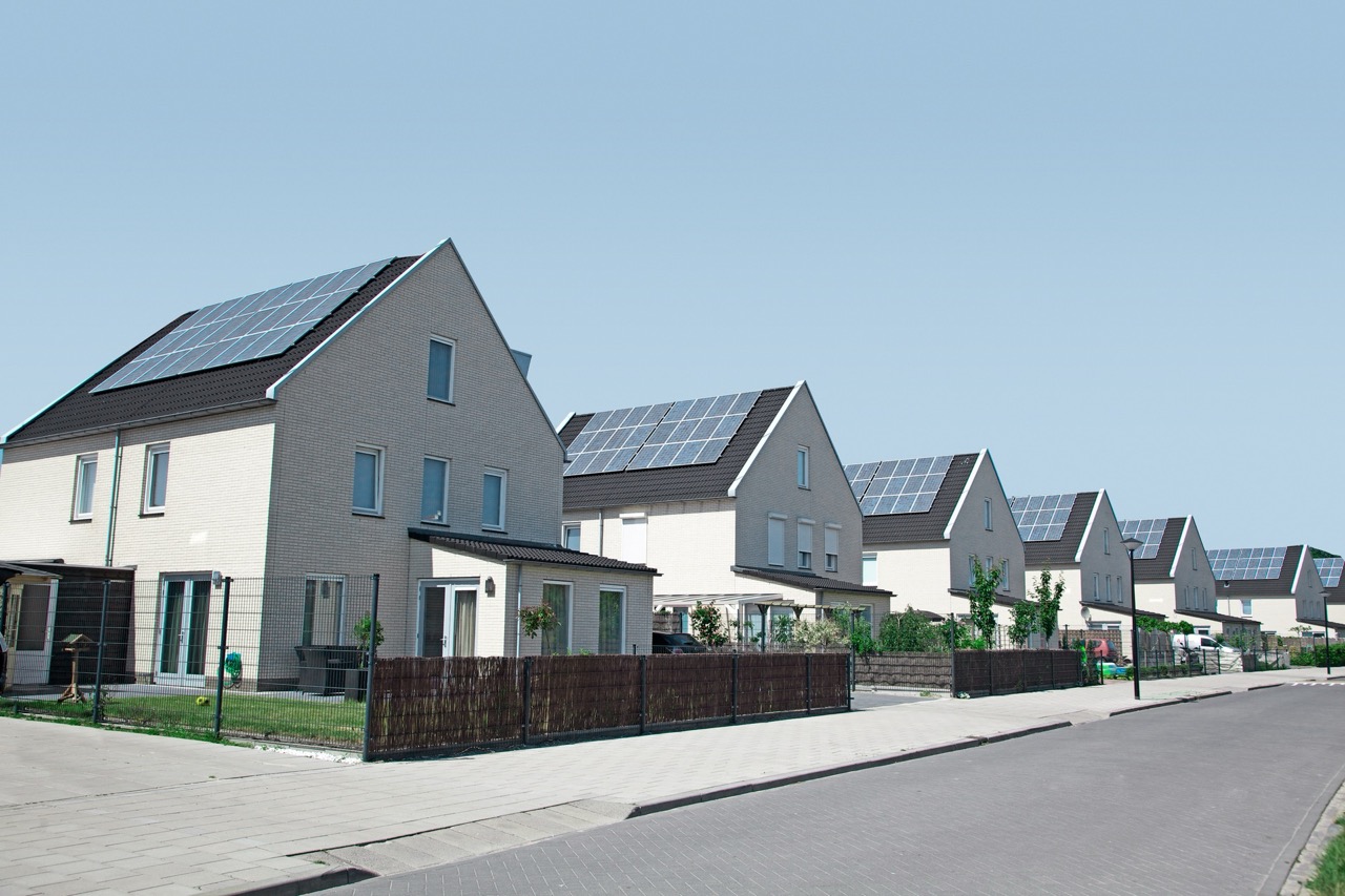 Neubausiedlung mit Photovoltaikanlage auf den Häuserdächern.