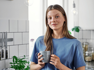 Frau mit Kaffee