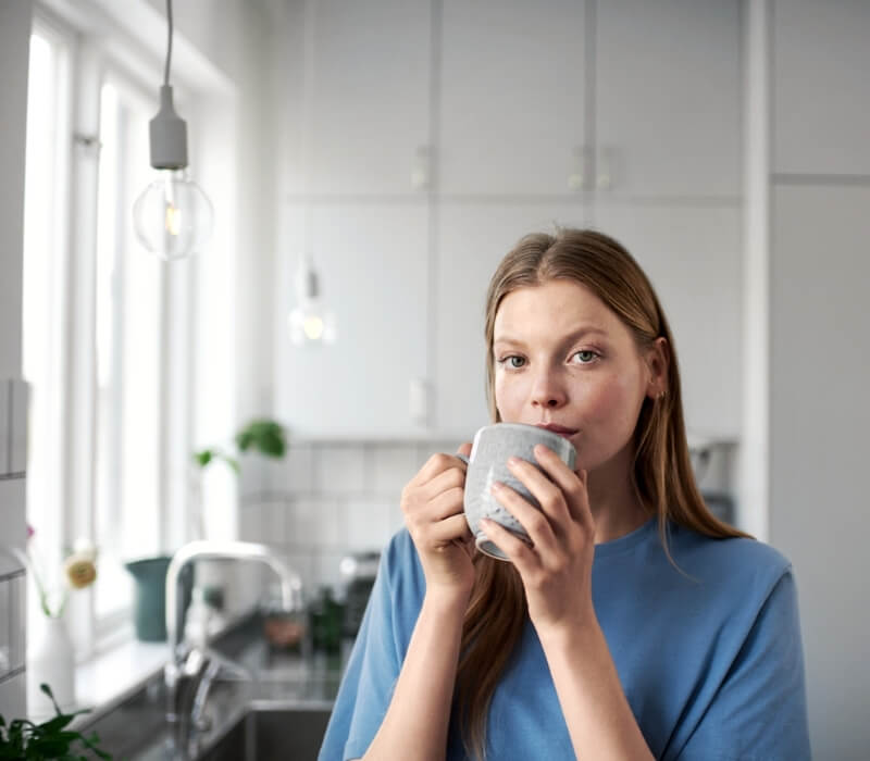 Frau mit Tasse Kaffee