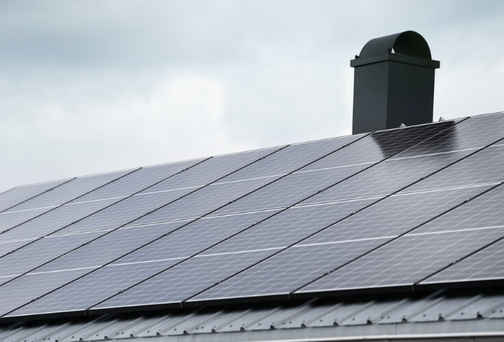 Solarpanele auf dem Dach installiert