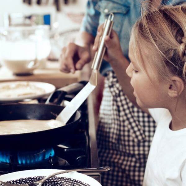Mädchen mit Vater am Kochen