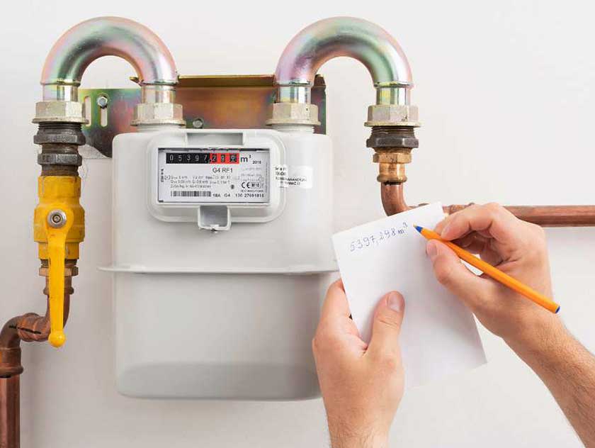 Haende mit Notizblock am Gaszaehler