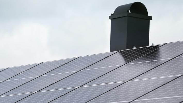 Dach mit Solarpanelen