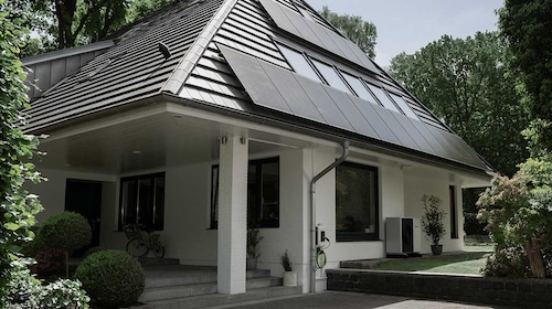 Haus von außen mit Wärmepumpe