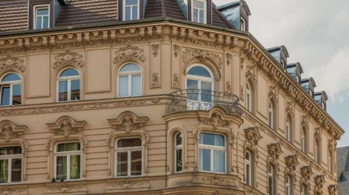 Außenansicht eines Altbaus mit verzierter Fassade