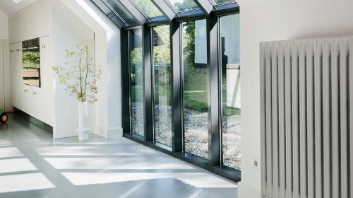 Fensterfront in einem Wohnraum