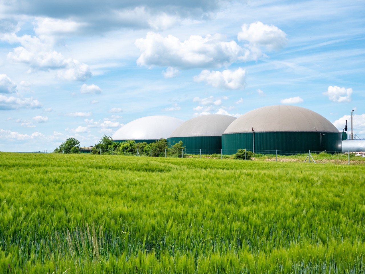 Biogasanlagen auf einem Feld