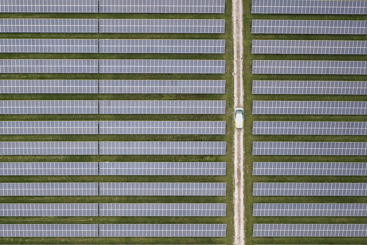 Eine Luftaufnahme von Solarzellen und einem Auto