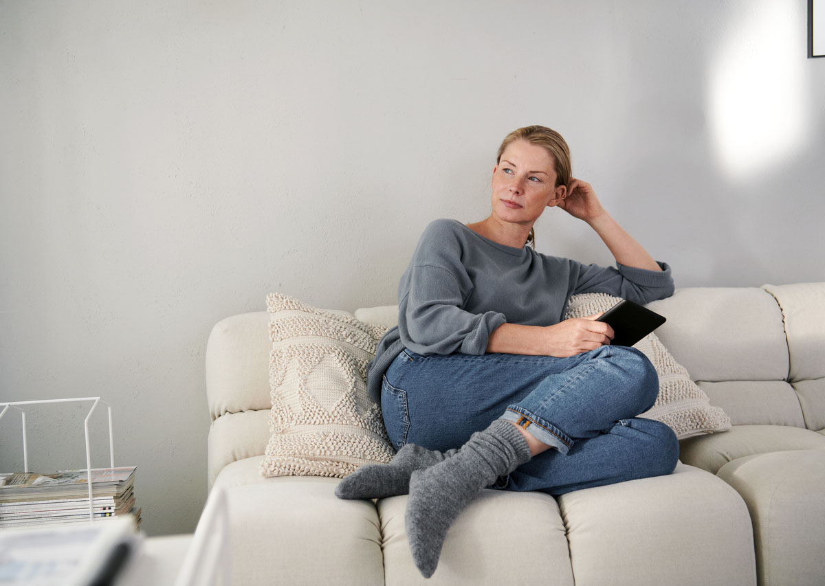 Frau sitzt auf einem Sofa und entspannt