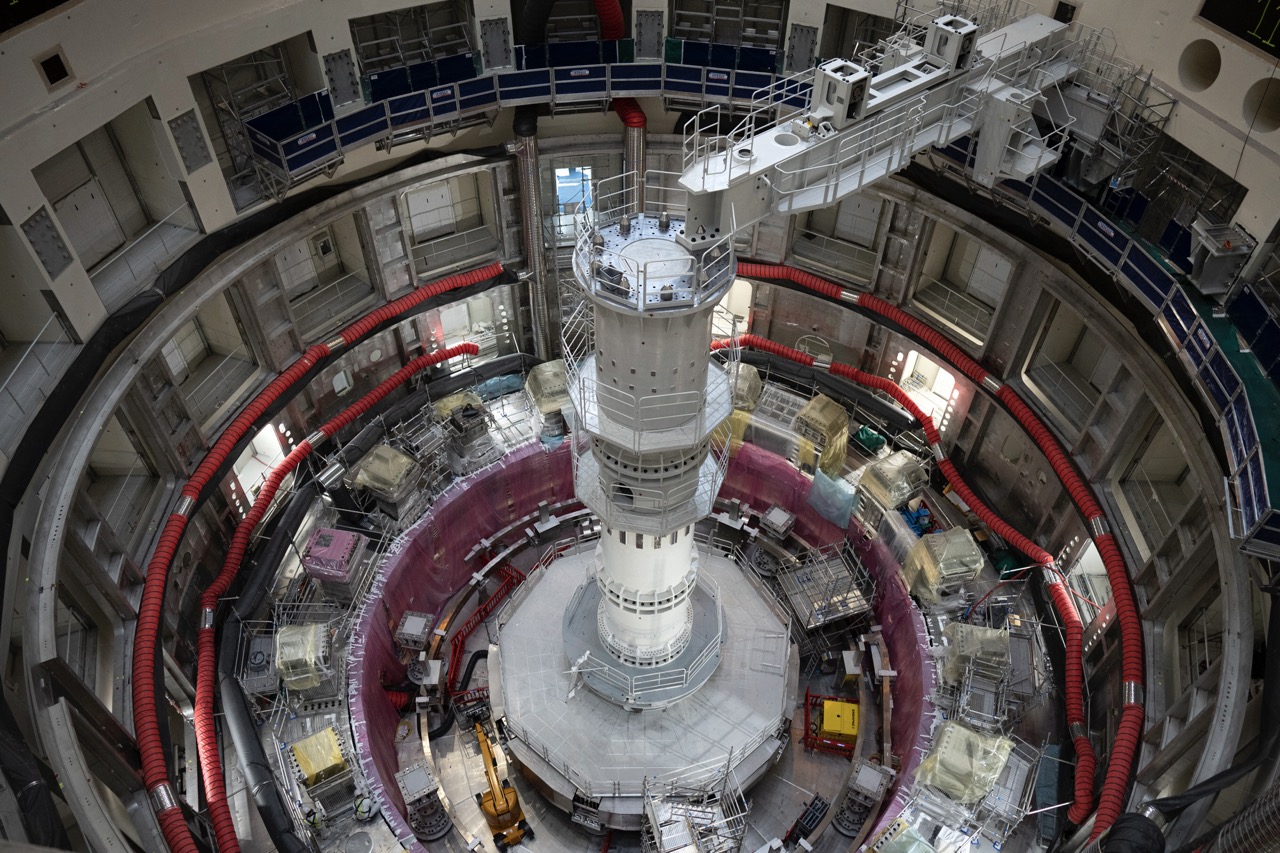 Innenansicht des ITER-Fusionsreaktors während der Bauphase mit zentralem Reaktorkern