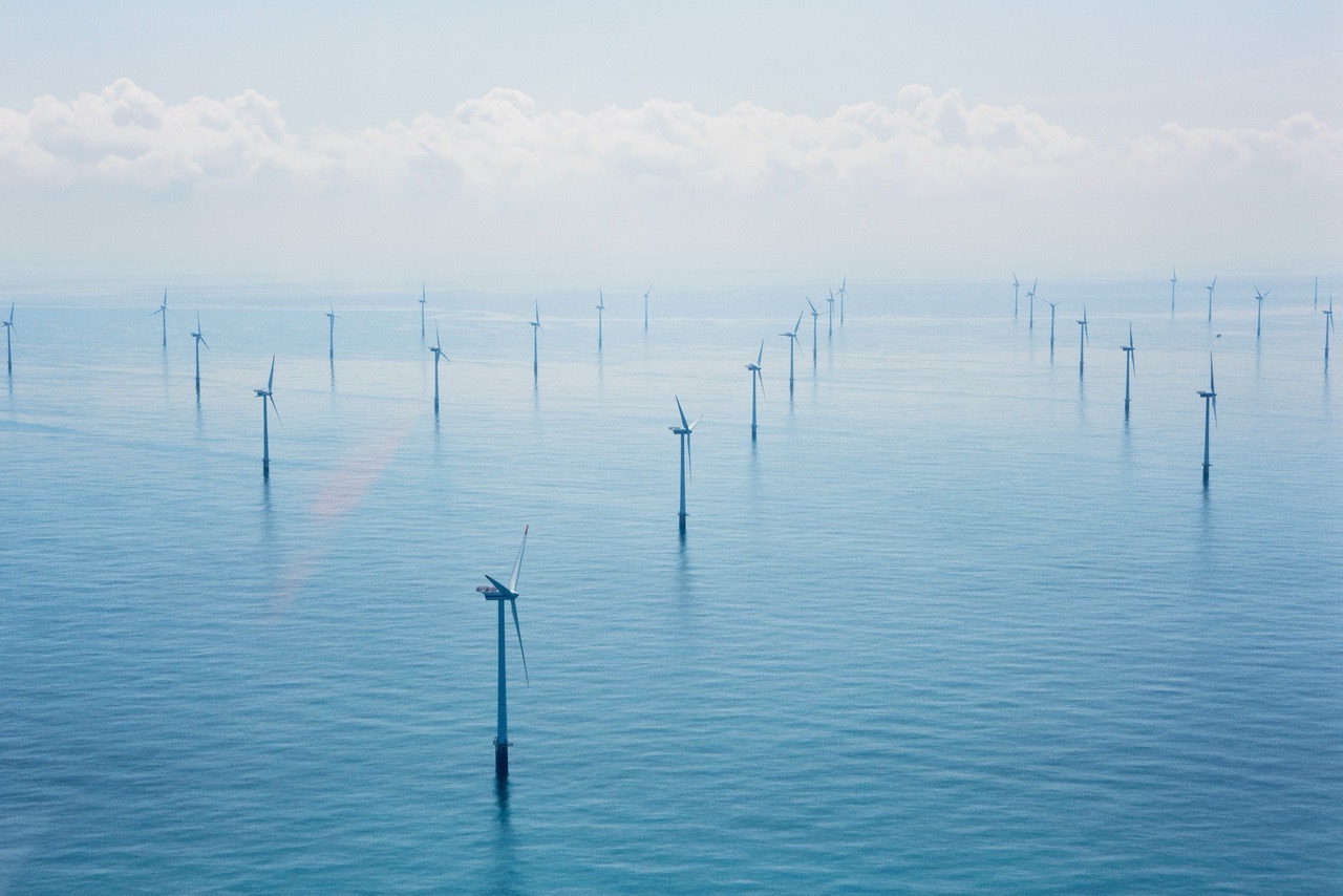 Offshore-Windpark auf hoher See mit Windturbinen zur Stromerzeugung
