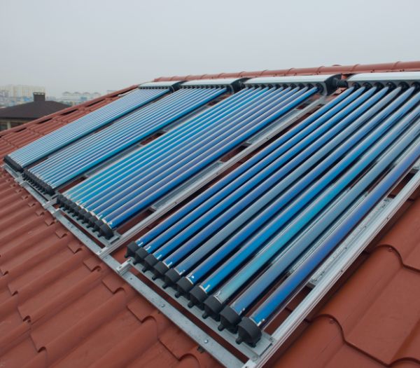 Solarkollektoren montiert am Dach eines Wohnhauses