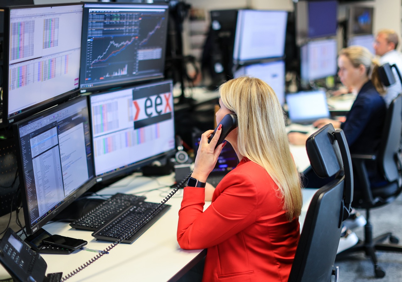 Brokerin am Telefon im Trading-Büro