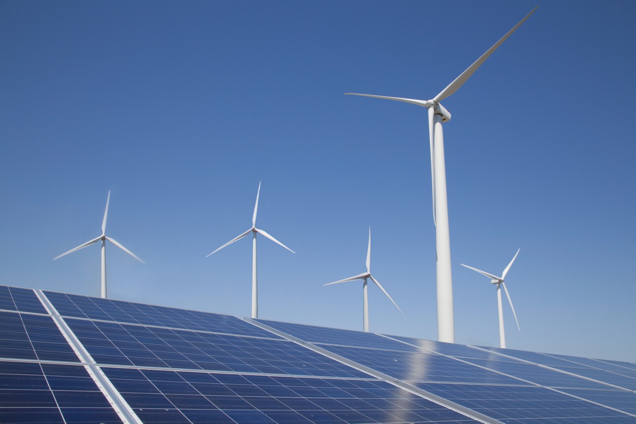 Windräder hinter Solarzellen