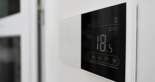 Thermostat an der Wand