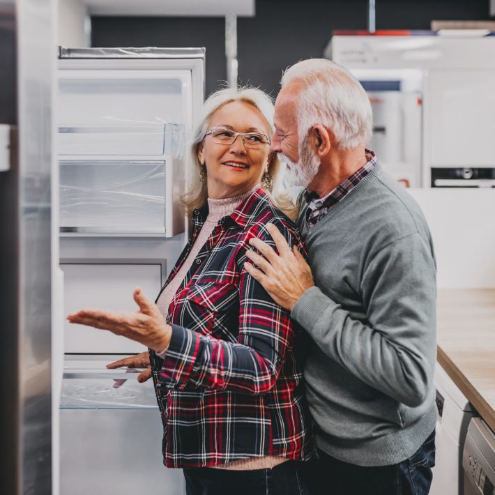 Älteres Ehepaar kauft einen Kühlschrank