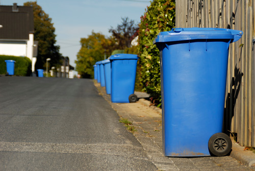 Blaue Mülltonnen an Straße