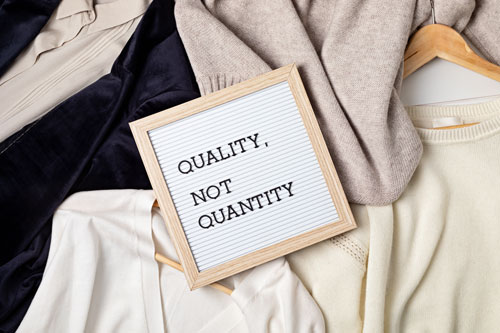 Schild Quality not quantity auf Kleidung