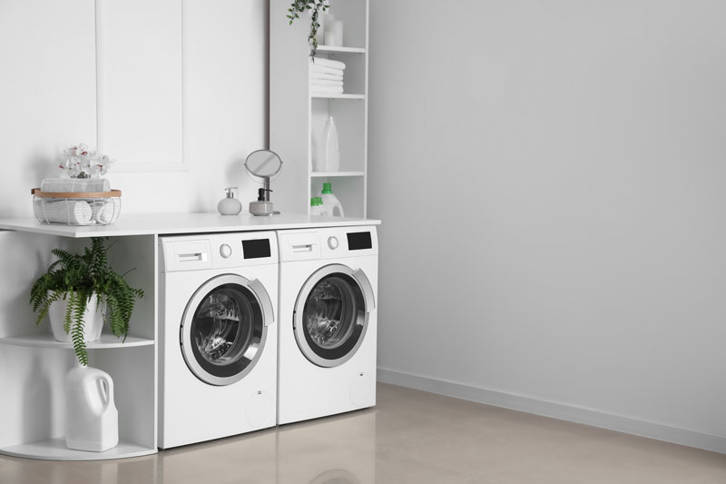 Waschmaschine und Trockner im Hauswirtschaftsraum