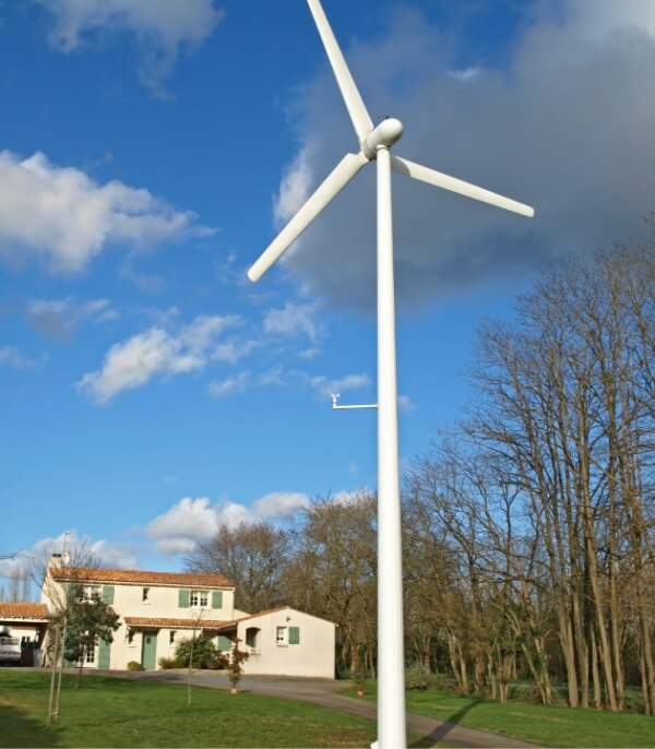 Windkraftanlage auf einem Grundstück