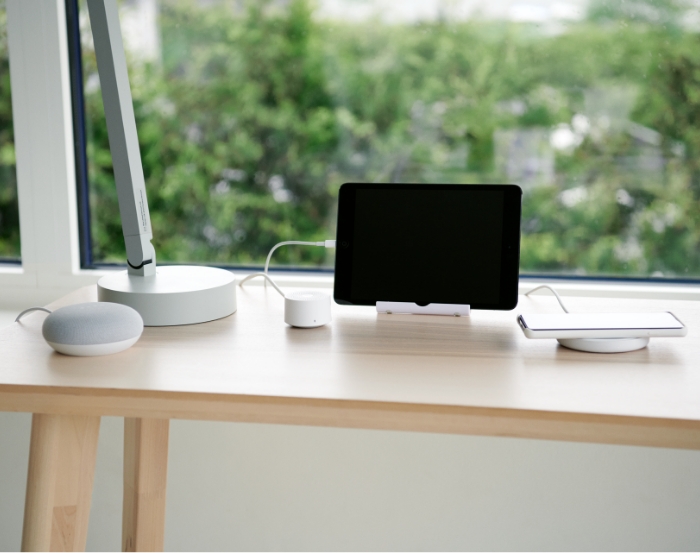 Smart Geräte auf dem Schreibtisch