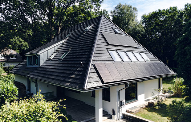 Einfamilienhaus mit installierten Solarpanelen auf dem Dach